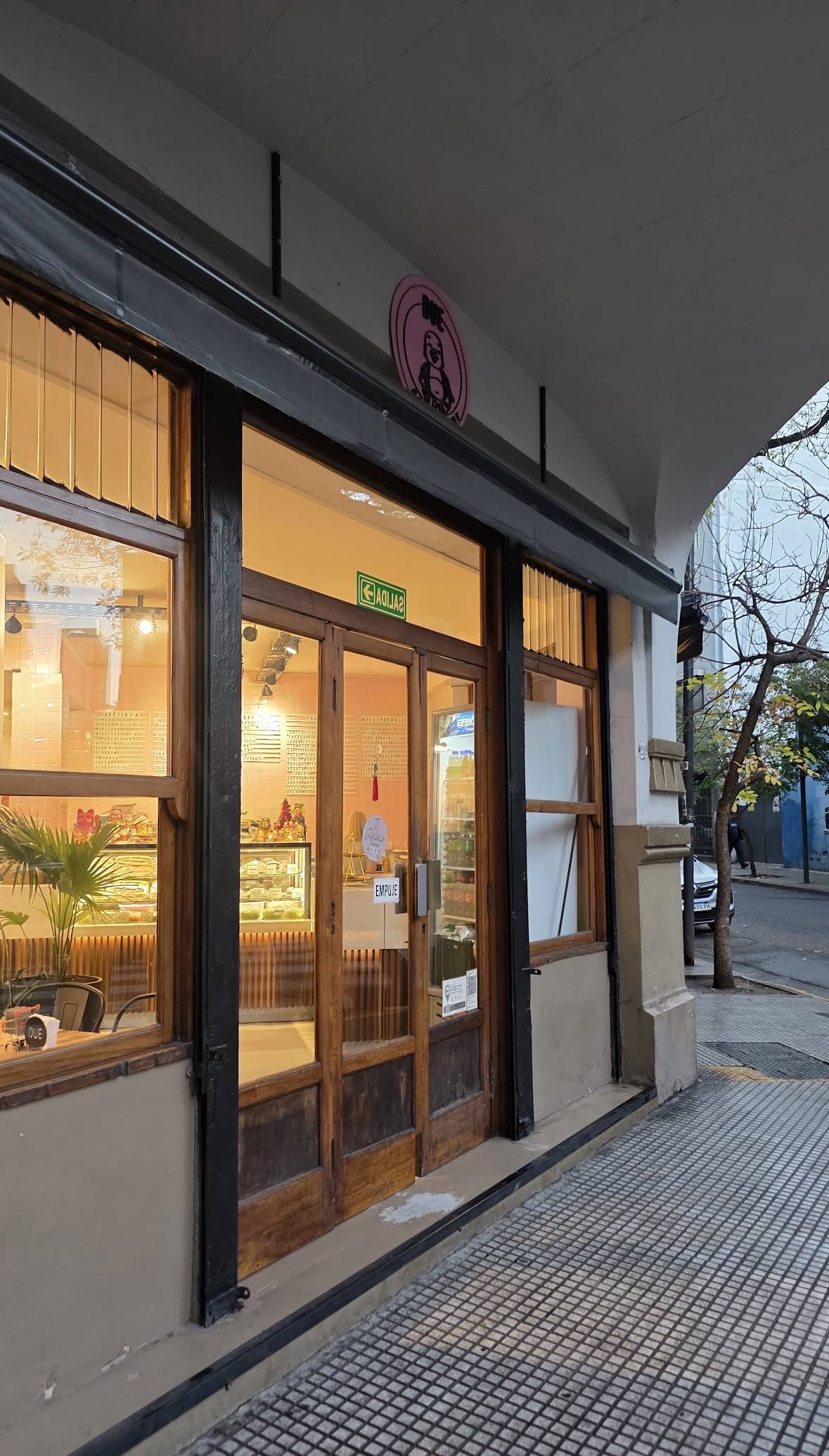 Fachada de Cafetería DUE, negocio posicionado en Google Maps por SEO Local Argentina