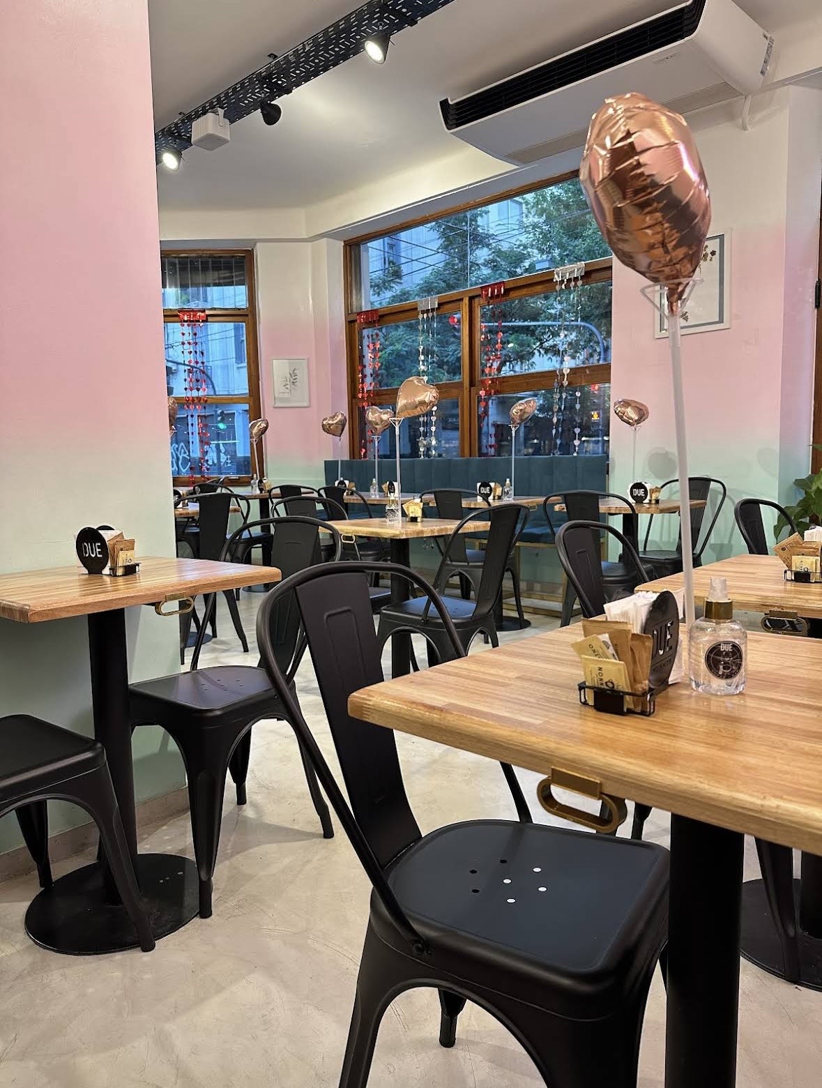 Interior y mesas de Cafetería DUE, sucursal optimizada en Google Business Profile