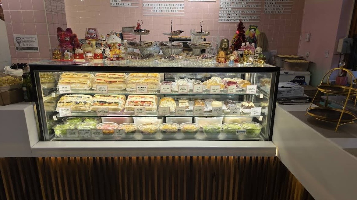 Vitrina de paninis y sandwiches de Cafetería DUE, pioneros de los paninis en Argentina